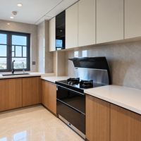 Meubles de cuisine en bois sur mesure avec unités murales intégrées et aménagement d'angle pour projets d'aménagement intérieur résidentiel contemporain