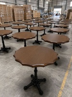 Tables et chaises de restaurant sur mesure de style médiéval en fer forgé pour cafés, salons de thé, salles d'accueil et restaurants de fondue