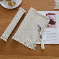 Set de table en coton naturel tissé avec pompons, résistant à la chaleur, style nordique, couleur unie, pour restaurant, anti-taches d'huile
