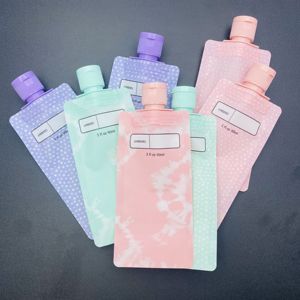 Sachets de voyage portables 90 ml en PE, étanches et anti-fuite, avec bec verseur supérieur et bouchon à clapet, personnalisables pour shampoing et soins de la peau - Product Image 1