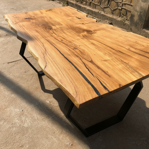 Table à manger rustique moderne en acacia avec un minimum de résine époxy faite à la main en bois massif Live Edge Top et pieds hexagonaux en métal personnalisables - Product Image 1