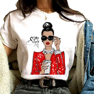 T-Shirt da Donna Best-Seller con Scollo Rotondo, Comoda e Ampia, Stampa Cartoon City Girl, Collezione Estiva, Dettagli in Pizzo e Rivetti, Vendita al Dettaglio e all'Ingrosso - Product Image 1