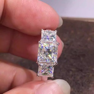 Anello con Diamante Taglio Principessa T0748, Pietra Naturale, Stile Classico, Gioiello di Fidanzamento per Donne - Product Image 1