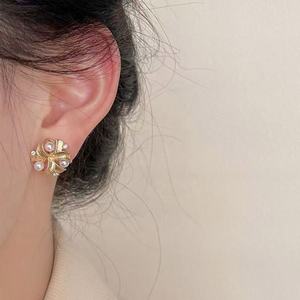 Boucles d'oreilles clous en alliage plaqué or avec perles et fleurs, design romantique et tendance avec strass en cristal pour femme, garantie commerciale - Product Image 3