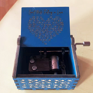 24 Diseños Ecológicos <span class=keywords><strong>de</strong></span> Cajas <span class=keywords><strong>de</strong></span> Música Miniatura <span class=keywords><strong>de</strong></span> Madera Vintage con Grabado Láser y Manivela, con Temática <span class=keywords><strong>de</strong></span> Anime 'Can't Fall in Love', <span class=keywords><strong>de</strong></span> Colores, para Regalo al por Mayor - Product Image 5