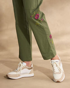 Pantalones Cargo Casuales de Algodón con Bordado Floral para Mujer, Corte Recto, Talle Alto Regular, Color Verde, Frente Plano - Product Image 2