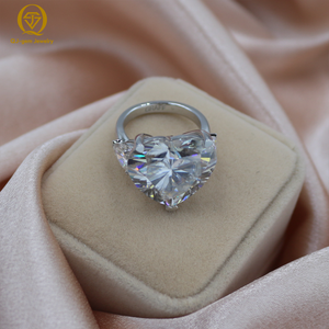 Anillo de Diamantes en Forma de Corazón de Gran Tamaño, Diseño Clásico de Tres Piedras, Oro de 18K, Diamante Sintético de Alta Claridad, Color D, Personalizado para Aniversario - Product Image 4
