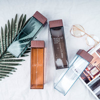 Bouteille d'eau réutilisable carrée en plastique avec couvercle en bambou, personnalisable avec logo, idéale pour les cadeaux promotionnels en gros