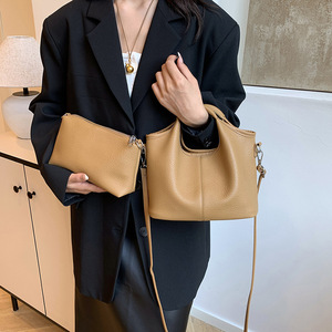 Sac bandoulière en PU en forme de seau avec design à empiècements, fermeture magnétique et sangle simple pour un usage quotidien - Product Image 4