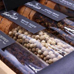Set Regalo Artigianale TIMBER TASTE Pepper per Uomo, 5 Spezie Esotiche Gourmet in Confezione Premium |   Regalo di Compleanno per lui: un regalo culinario - Product Image 6