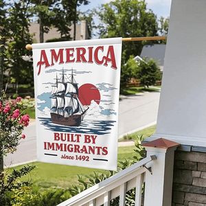 Bandiera 'America Costruita dagli Immigranti dal 1492' per Giorno di San Colombo, Bandiere da Giardino Bifacciali, Decorazioni per Casa - Product Image 1