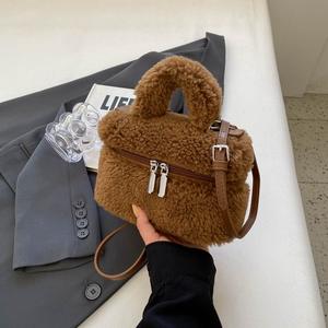 بيع بالجملة الشتاء موضة جديدة للنساء فرو صناعي الضأن حقيبة يد صغيرة فروي ناعم أفخم خمر حقيبة يد حبال صغيرة - Product Image 4