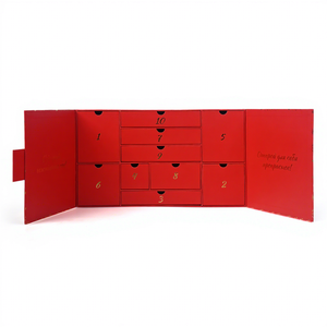 Boîte de calendrier de l'avent de luxe rouge avec numéros en feuille d'or et texte russe pour usage cosmétique - Product Image 1