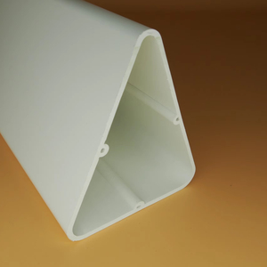 Postes/Columnas Triangulares de UPVC para Señalización de Edificios Hospitalarios - Extrusión de Plástico Ecológica y Duradera - Product Image 1