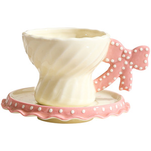 Nuova Tazza da Caffè in Ceramica <span class=keywords><strong>a</strong></span> <span class=keywords><strong>Forma</strong></span> <span class=keywords><strong>di</strong></span> <span class=keywords><strong>Cuore</strong></span> con Piattino e Design <span class=keywords><strong>a</strong></span> Fiocco, Set da Caffè Moderno e Minimalista per Uso Domestico - Product Image 5