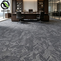 Dalles de moquette géométriques 3D en nylon QIANQIAO Glacier, texture 25x100cm, pour bureaux d'avocats, banques d'investissement et espaces professionnels