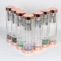 Bouteille en verre infuseur or rose avec pierres précieuses et cristaux pour la guérison