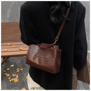 Nuevo bolso de mano moderno para mujer, diseño minimalista, bolso de hombro a la moda para mujer - Product Image 4