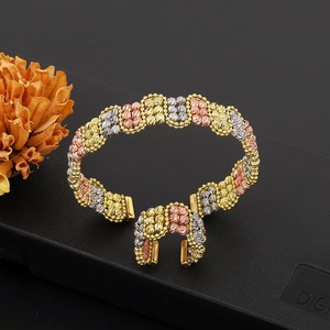 Jxx Juego de 2 piezas de anillos y brazaletes abiertos con dijes, chapados en oro de 24k, anillos de cuentas bicolor para mujer, joyería - Product Image 1