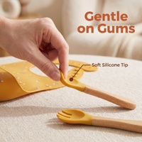 Ensemble d'alimentation pour bébé en silicone jaune curcuma avec bavoir floral, assiette compartimentée en bois en forme de papillon et fourchette-cuillère à pointe souple en silicone pour la diversification alimentaire