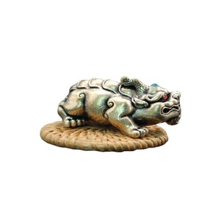 Paire de figurines Pixiu en laiton, créatures mythiques, décor de bureau Feng Shui avec accents de diamants pour le bureau ou la salle d'étude - Product Image 5