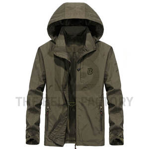 Chubasquero impermeable cómodo con cremallera para hombre para actividades al aire libre para viajes y senderismo hecho en Pakistán - Product Image 1