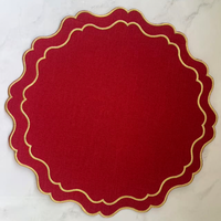Napperon carré en tissu brodé à bordure dorée ondulée rouge, linge de table festonné pour la décoration de mariages et banquets de restaurant