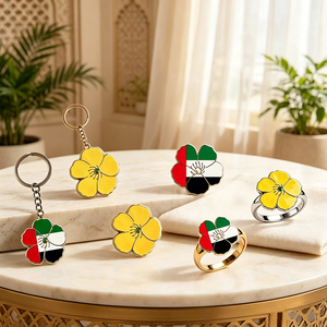 ชุดเครื่องประดับดอกมะลิแห่งชาติ UAE ไม่มีตัวแทนจำหน่าย ประกอบด้วยสร้อยคอเคลือบเงา กำไลข้อมือ แหวน และพวงกุญแจ สำหรับเครื่องประดับแสดงความรักชาติของ UAE - Product Image 2