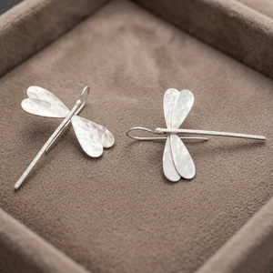 Pendientes de Latón Chapados en Oro con Diseño de Libélula, Modernos y a la Moda, Joyería Minimalista para Mujer, Hechos a Mano, Color Personalizado para Bodas y Fiestas - Product Image 3
