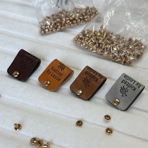 לוגו מותאם אישית pu בגדי עור תוויות דייטים צבע תוויות עם מסמרות מתכת - Product Image 6