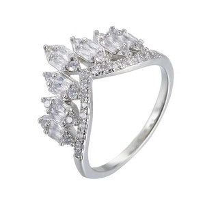 Anello nuziale vintage a forma di corona a V per donna, elegante gioiello da dito per matrimonio - Product Image 1
