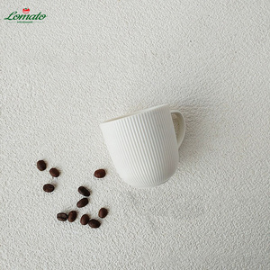 Taza de café clásica de cerámica blanca con rayas verticales en relieve, logotipo personalizado al por mayor para supermercado, hotel, cafetería, tienda, restaurante - Product Image 4