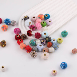 Cuentas de fieltro de lana con pompón, tamaño mediano, redondas, accesorios de joyería DIY para hacer pendientes, material de hilo para manualidades. - Product Image 1