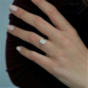 Anillo Clásico de Moissanita con Corte Cojín de 1.50 CT y Halo Oculto, Chapado en Oro Rosa, Engaste de Garra, Elegante Anillo de Boda para Mujer - Product Image 1