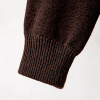 Pull-over en maille pour femme, col en V, avec détail écharpe à carreaux amovible, marron foncé uni, poignets et ourlet côtelés, coupe décontractée, pour l'automne