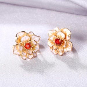 Boucles d'oreilles clous plaquées or en forme de fleur avec zircon serti clos pour femme, bijoux romantiques pour soirée, boucles d'oreilles tendance en alliage - Product Image 3