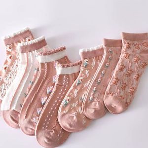 Vente en gros de nouvelles chaussettes pour dames roses brodées de <span class=keywords><strong>mini</strong></span> fleurs en trois dimensions chaussettes pour jolies filles chaussettes bon marché - Product Image 2