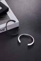 Bracelets en acier inoxydable de mode de vente chaude en Europe et en Amérique, vente en gros de bijoux en forme de C à ouverture lisse