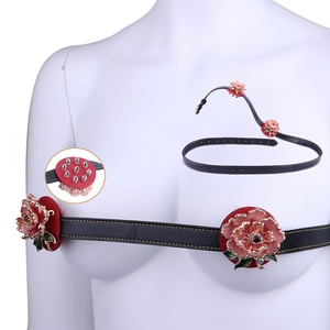 QK-B8240 Sujetador de pecho en forma de peonía con pinchos metálicos, estimulador de pecho de cuero PU, juguete BDSM para coqueteo de pezones, para masturbación femenina - Product Image 1
