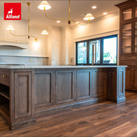 Ensemble de cuisine moderne haut de gamme personnalisé Alland, en bois massif écoresponsable, teinté en chêne, avec marbre brun foncé et noir