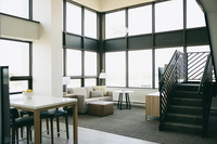 Meubles d'hôtel de qualité supérieure Staybridge Suites by IHG : Chaises et tables pour projets hôteliers