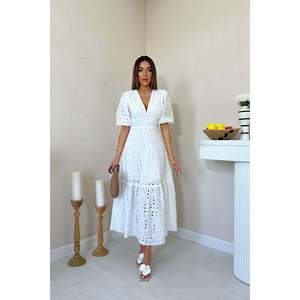 Robe de cocktail blanche en gros avec détail plissé et broderie en dentelle - Product Image 1