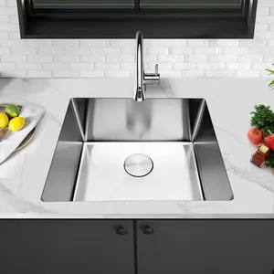 设计的洗手水槽安装在不锈钢厨房水槽下面