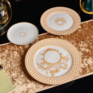 ชุดอาหารค่ำพอร์ซเลนลายนูนแบบกรีกคีย์และเหรียญตราสัญลักษณ์สีทองหรูหรา 36 ชิ้น พร้อมกล่องของขวัญหนังพรีเมียม - Product Image 5