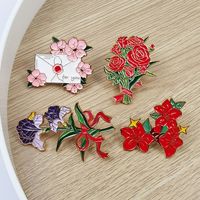 Broche de créateur en forme de fleur, polyvalente et originale, motif fleur de cerisier et rose, accessoire de sac pour filles, badge, finition émail goutte d'huile