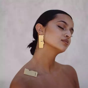 Orecchini a Forma di Bacio Personalizzati, Grandi Orecchini a Perno Dorati, Gioielli Geometrici da Donna, Accessorio per San Valentino - Product Image 4