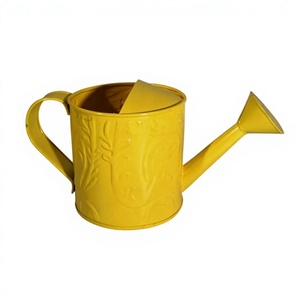 Arrosoir en métal jaune avec long bec verseur et motif floral en relief pour contrôler le débit d'eau et limiter la pression. - Product Image 1