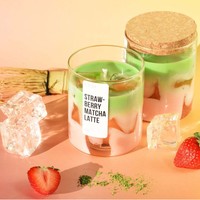Erdbeer-Pudding Sommer-Matcha Duftkerze in Becherform aus Sojawachs mit Erdbeer-Matcha-Latte-Duft