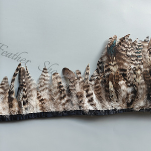 Oferta Económica: Pluma Natural de Gallo Chinchilla Gris de 4-6 Pulgadas, Flecos de Plumas para Disfraces de Carnaval y Decoración - Product Image 3