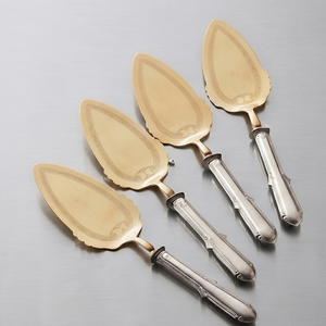 Cucharas de servir clásicas plateadas con mangos largos y hojas en tono dorado para decoración de mesas de boda y uso en la cocina. - Product Image 1